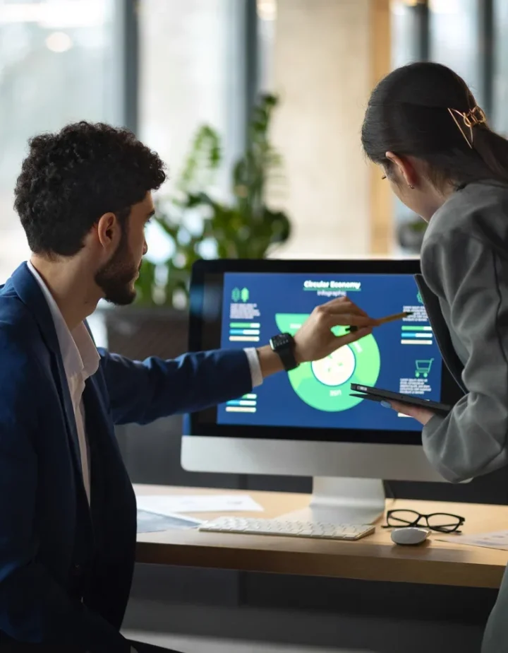 gente-en-la-oficina-analizando-y-revisando-graficos-financieros